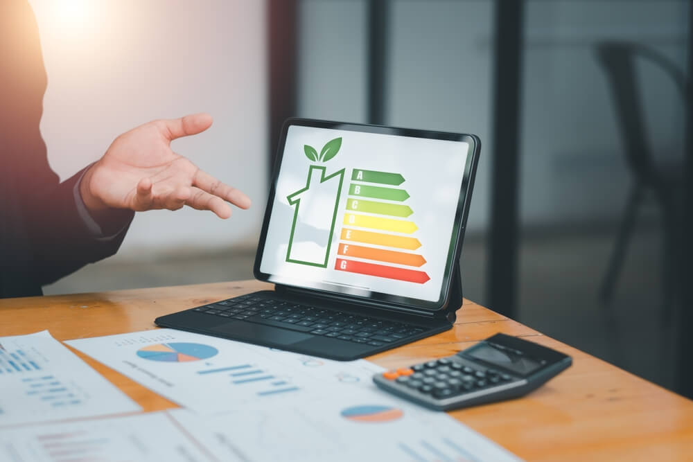 Imagem de um notebook com um gráfico representando o desempenho energético e a sustentabilidade de uma residência após a instalação de placas solares.