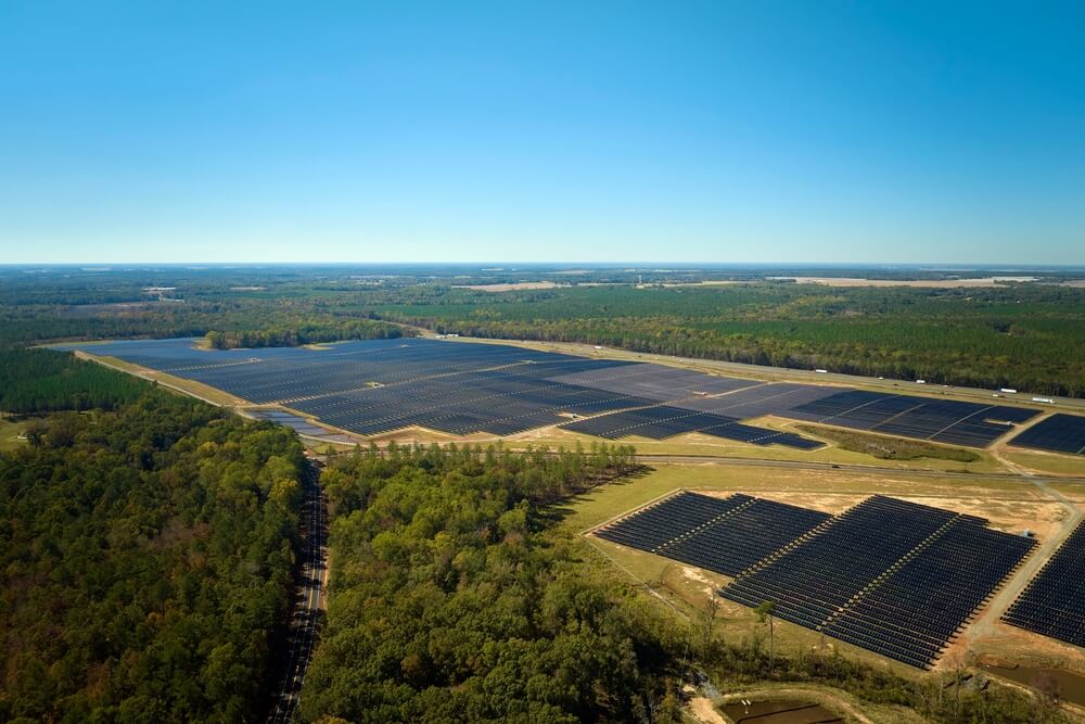 Imagem de uma fazenda solar vista do alto.