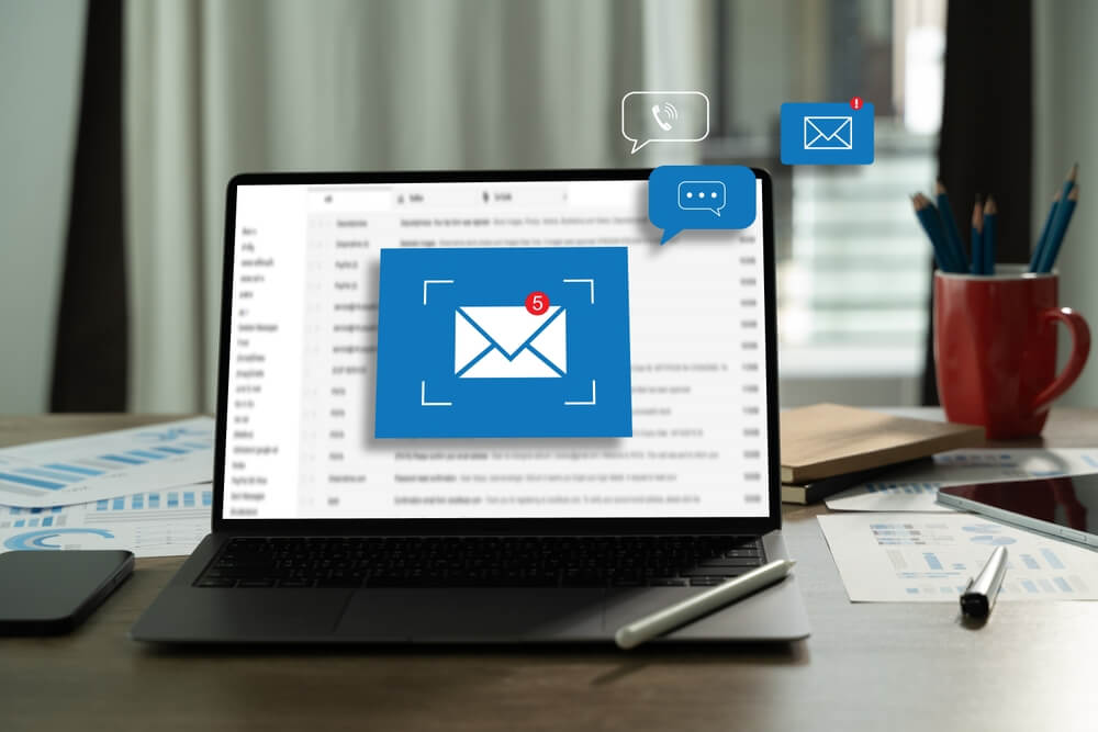 Imagem de um notebook com uma tela de um e-mail marketing.