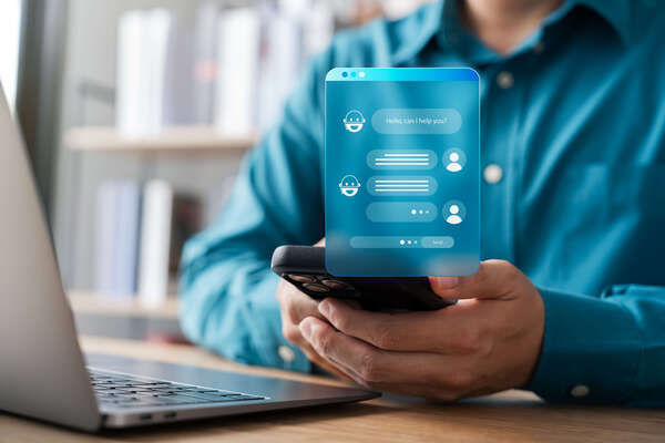 Imagem de um homem mexendo no celular, utilizando a IA no mercado financeiro.