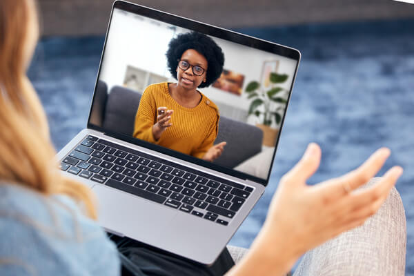 Imagem de uma pessoa realizando um atendimento consultivo online.