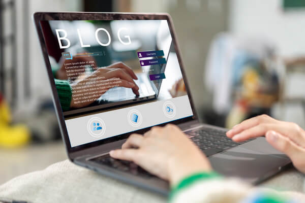 IImagem da tela de um computador com o blog aberto no desktop.