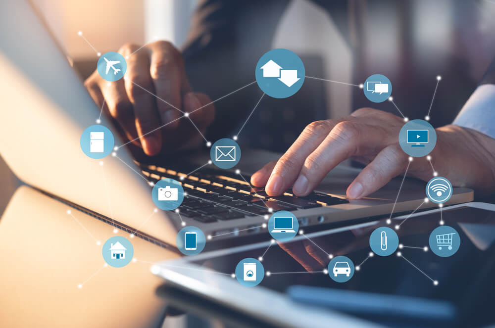 Imagem de uma pessoa mexendo no celular, apresentando toda uma conexão on-line e off-line que as pessoas podem integrar por meio do omnichannel.