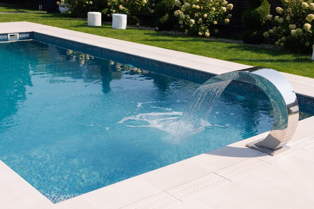Imagem de uma piscina representando a possibilidade de aquecimento solar da água.