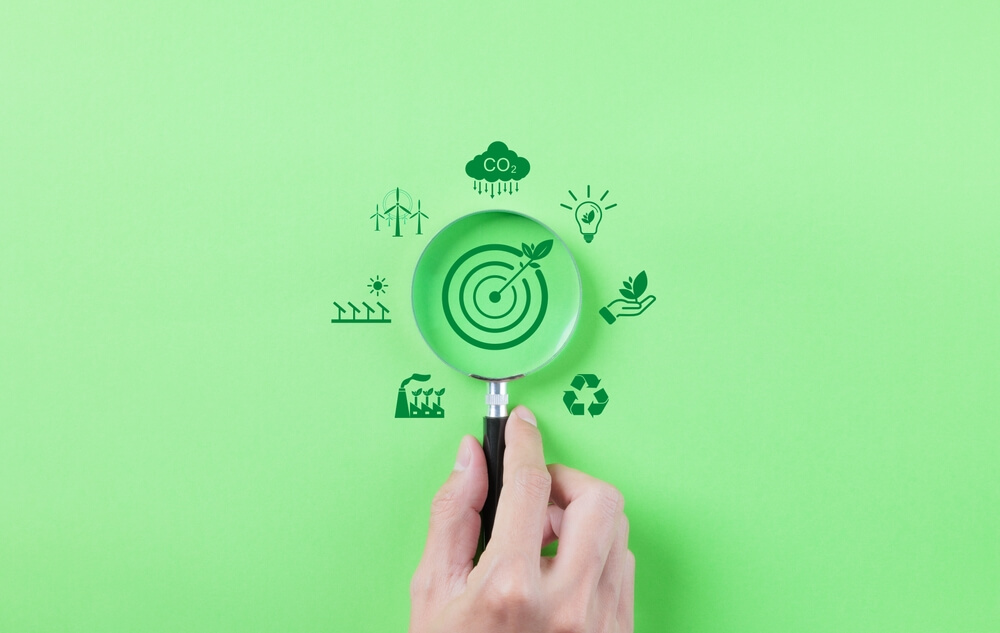 Imagem de uma ilustração representando os benefícios da energia solar, inclusive a possibilidade dela ajudar na redução de co2.
