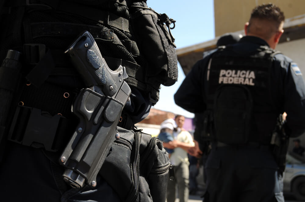Imagem de policiais federais atuando.