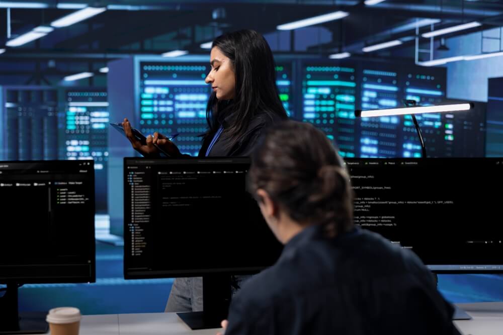 Imagem de Servidores da Administração e Gestão Pública atuando como Técnicos e Analistas Administrativos.