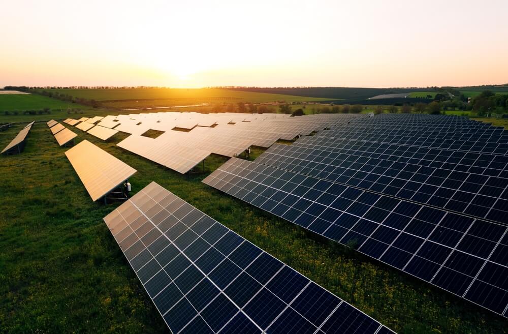 Imagem de uma fazenda com placas solares.