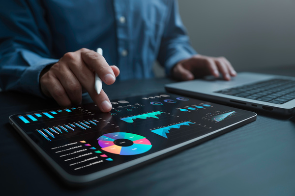 Imagem de um homem mexendo em um tablet e visualizando os resultados de um CRM.