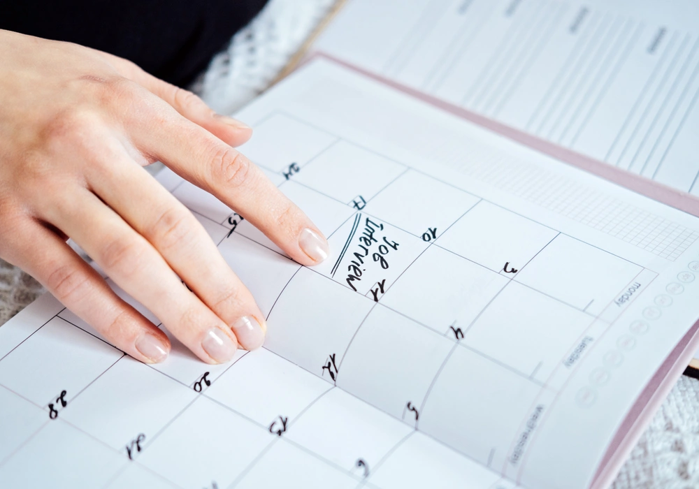 Calendário mensal com foco em um planejamento de atividades para vender mais empréstimo consignado para servidor municipal.