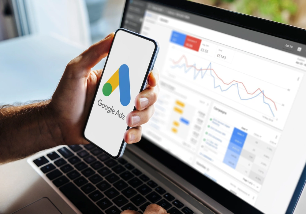 Imagem de uma pessoa utilizando o Google Ads para fazer campanhas de Crédito do Trabalhador.
