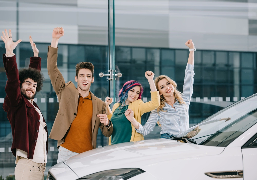 Imagem de jovens da Geração Z comemorando ao lado de um amigo que conquistou o primeiro carro por meio do consórcio.